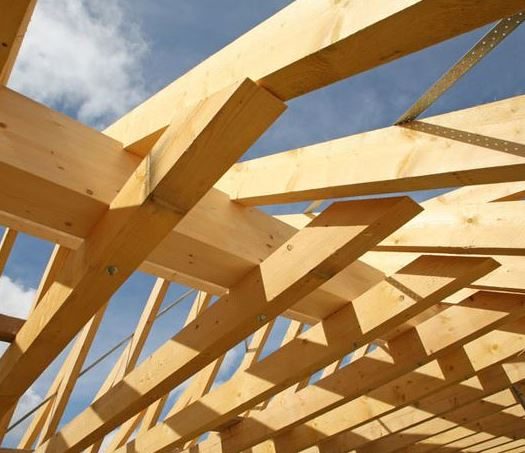 Dachstuhl aus Holzbindern im Rohbau