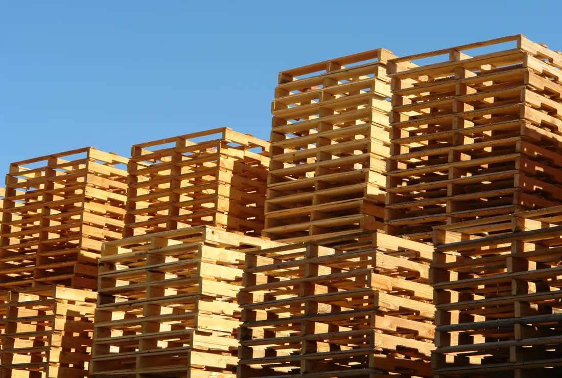 Gestapelte Holzpaletten im Freien