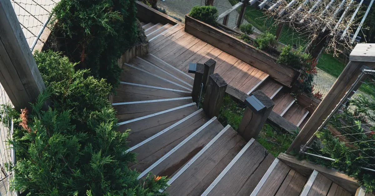 Gartenterrasse mit Treppe aus Lärchenholz
