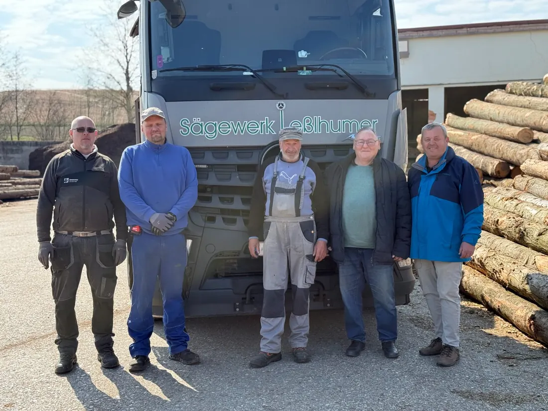 Das Team des Sägewerks Leßlhumer vor dem Firmen-Lkw